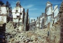 RENACIENDO DE LAS RUINAS
