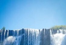 COMO ESTRUENDO DE MUCHAS AGUAS